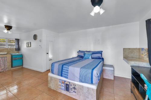 a bedroom with a bed in the corner of a room at Charming Studio by Sandy Beach - Affordable & Private in Rincon