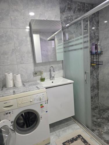 a kitchen with a washing machine and a sink at Eşsız Manzara in Atakum