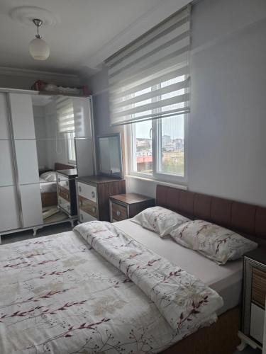 a bedroom with a bed and a window at Eşsız Manzara in Atakum