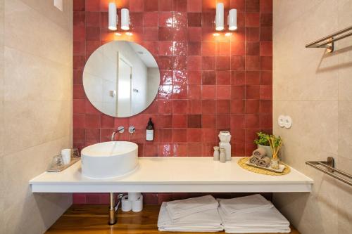 a bathroom with a sink and a mirror at Quinta do Ourives in Carvoeiro