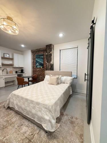 a bedroom with a large bed and a kitchen at Park Hotel Studio Suite 207 in Chattanooga