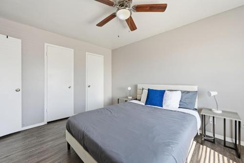 a bedroom with a bed and a ceiling fan at Bright two-bed wupgraded fixtures in Denton