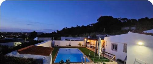 an aerial view of a house with a swimming pool at Casa do Aconchego em Freiria in Freiria