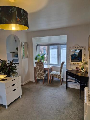 a living room with a desk and a table at 4 Bancroft place in Stratford-upon-Avon