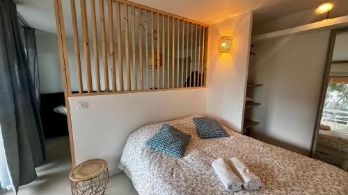Llit o llits en una habitació de Studio with access to pool