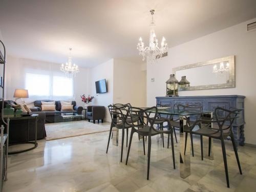 Holidays2Malaga Cuarteles Premium AACC Central