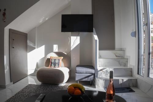 Central bright loft with balcony near old town
