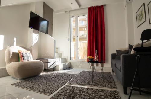 Central bright loft with balcony near old town