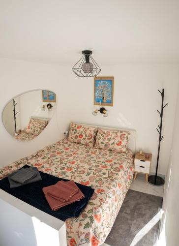 Central bright loft with balcony near old town
