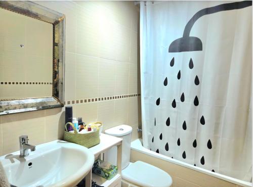 a bathroom with a sink and a toilet and a shower at Estudio a 5 minutos del Aeropuerto in Torrellano