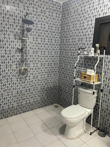 un bagno con un water bianco in una stanza di Residence Nelo a Abidjan