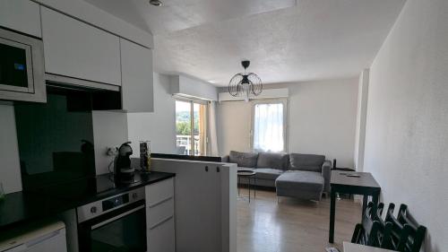 Pleasant bright apartment - lake and pool view