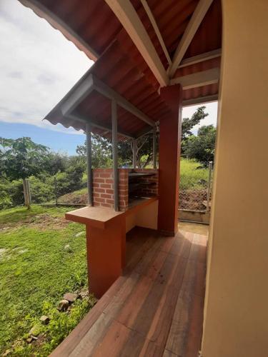 un portico con una panchina in cima a una casa di Villa Daisy a El Quije