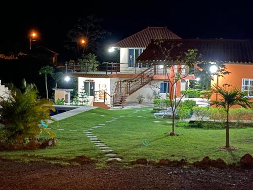 ein Haus mit einer Treppe im Hof bei Nacht in der Unterkunft Villa Daisy in El Quije