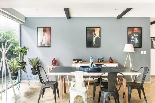 a dining room with a table and chairs at Uppermost 3BR, Gym, Roofgarden. Socrates in Mexico City