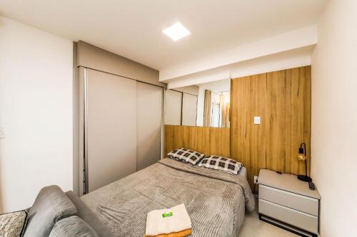 a bedroom with two beds and a couch at Stúdio Elegance Central - Av Itamar Franco in Juiz de Fora