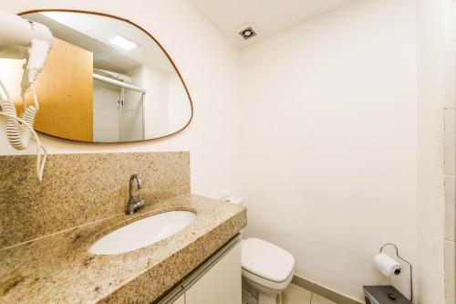 a bathroom with a sink and a mirror at Stúdio Elegance Central - Av Itamar Franco in Juiz de Fora