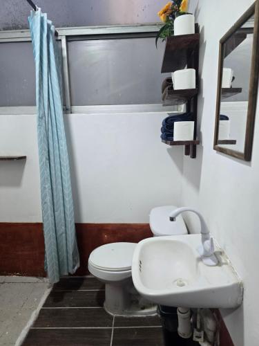 a bathroom with a toilet and a sink at Alojamiento amplio para descanso H3 in Veracruz