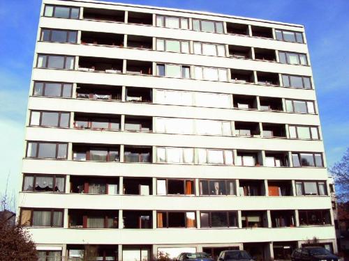 een hoog wit gebouw met veel ramen bij FeWo Bonn Sejour - Nähe UN-Campus u. WCCB in Bonn