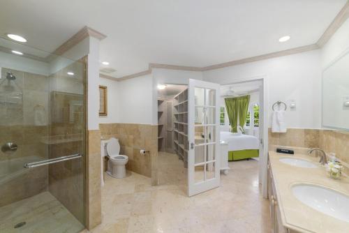 Bilik mandi di Royal Apartment 223