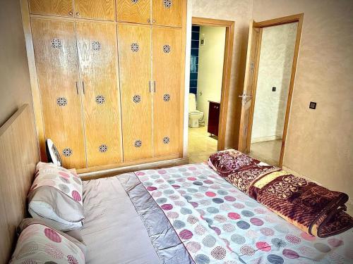 a bedroom with a bed with a large mirror at إقامة حسن in Fez