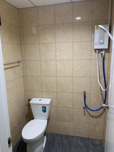 a bathroom with a toilet and a shower at ท่าเรือห้องพัก Tha Ruea hongpak in Ban Na Sat