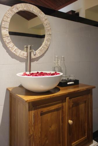 a bathroom with a bowl sink and a mirror at Selau Asry in Sidemen