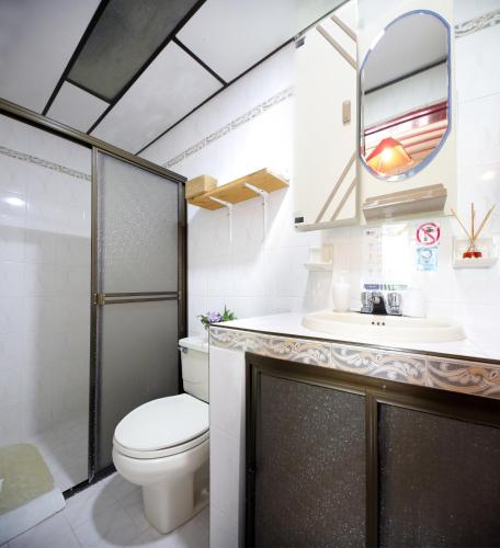 a bathroom with a toilet and a sink and a mirror at Finca La Playa Ecohotel - Experiencia Campestre - in Salento