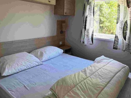 a bedroom with a bed and a window at Chalet 4 Pers - Terrasse - API-1-52-1751 in Espira-de-Conflent