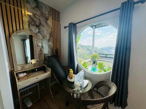 a room with a table and a window with a view at สกายวิวคาเฟ่&โฮมสเตย์ in Ban San Pu Loei