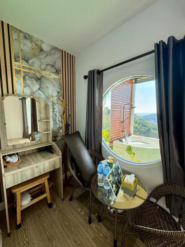 a room with a table and a window with a tub at สกายวิวคาเฟ่&โฮมสเตย์ in Ban San Pu Loei
