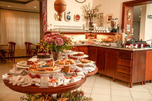 a table with food on it in a kitchen at Pousada das Hortênsias in Campos do Jordão