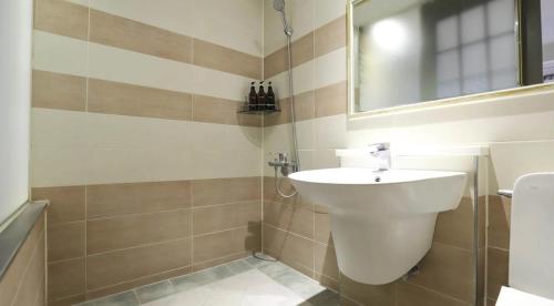 a bathroom with a sink and a mirror at 호텔 페르소나 in P'ungnyŏn-gol