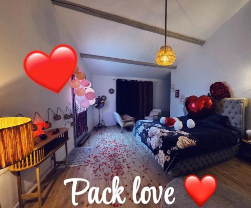 un dormitorio con corazones y una cama y un escritorio en RevaCasa, 