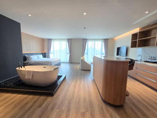 ein Wohnzimmer mit einer großen Badewanne mitten im Raum in der Unterkunft The Clover in Chiang Mai