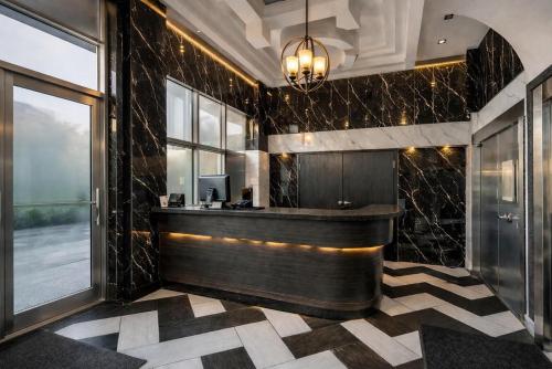 a lobby with a counter and a window at Umbrella Hotel Brooklyn - Newly Renovated in Brooklyn