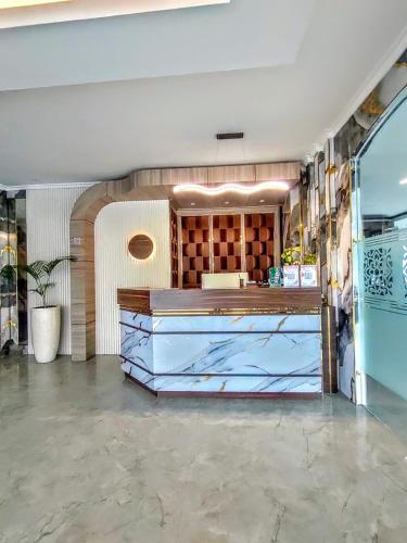 a restaurant with a counter in a room at Aamina Syariah Balikpapan in Klandasan-besar