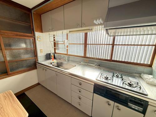 あざみ庵熱海 tesisinde mutfak veya mini mutfak
