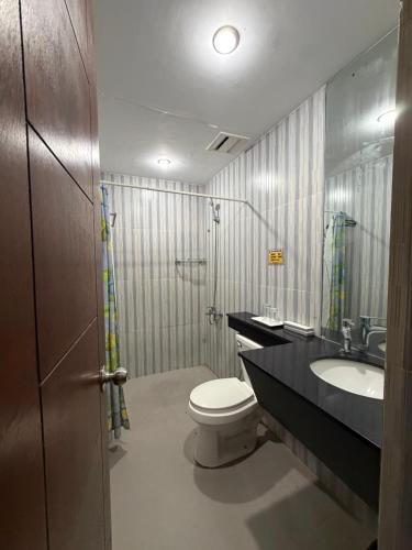 a bathroom with a toilet and a sink at Bantay Viajeros Inn in San Julian Norte