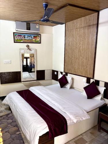 a bedroom with a large bed in a room at Hotel New Sun and Rock in Mount Ābu