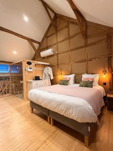a bedroom with a large bed in a room at Paddock Lodge - Suites Wellness & Chambres d'hôtes in Stoumont