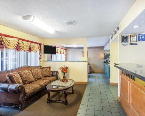 a living room with a couch and a table at Econo Lodge Inn & Suites Murfreesboro Shopping District in Murfreesboro