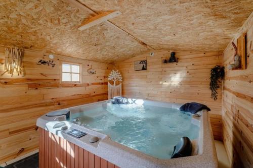 a jacuzzi tub in a log cabin at La douce echappée in Trèbes