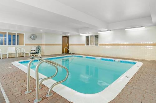 a large swimming pool in a building at Comfort Inn & Suites Sacramento - University Area in Sacramento