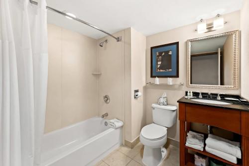 a bathroom with a tub and a toilet and a sink at Quality Hotel Philadelphia Airport in Essington