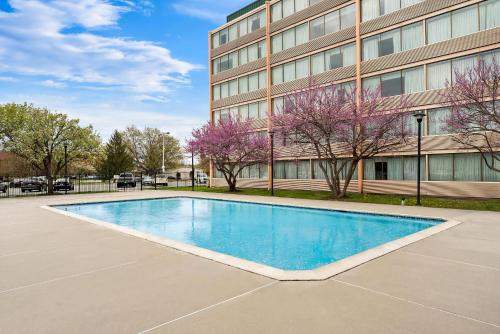 a swimming pool in front of a building at Quality Hotel Philadelphia Airport in Essington