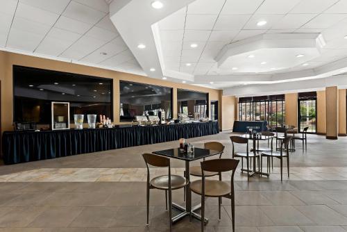 a restaurant with tables and chairs and a bar at Quality Hotel Philadelphia Airport in Essington