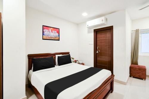 a bedroom with a bed in a room at Super Collection O Madhapur in Hyderabad