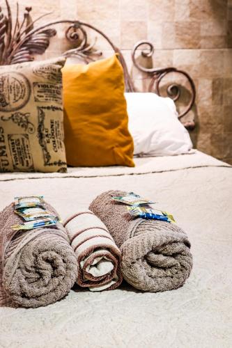 a pile of towels on top of a bed at Suites Belos Ares in Búzios