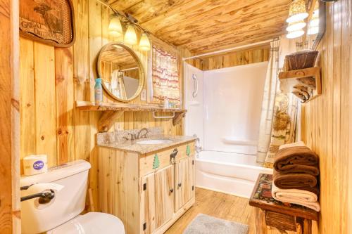 ein Badezimmer mit Toilette, Waschbecken und Badewanne in der Unterkunft Pine Haven Resort in Estes Park